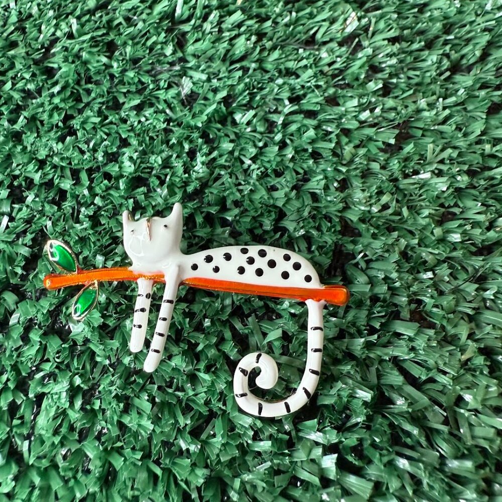 Cartoon Black & White Cat on Branch Gold Tone Brooch Pin Clothing Accessories